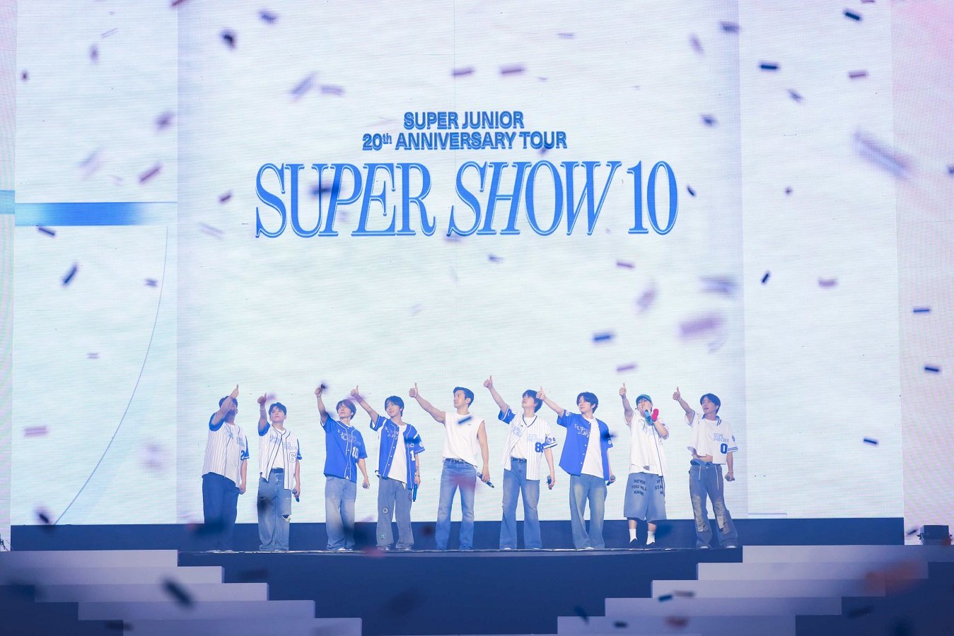 SUPER JUNIOR ตำนานที่ยังคงสร้างตำนานอันยิ่งใหญ่ต่อไป โชว์สุดยอดการแสดงฉลองครบรอบ 20 ปี <SUPER SHOW 10> บัตรหมดทั้ง 2 รอบ รวมผู้ชมกว่า 22,000 คน ครองบัลลังก์ศิลปินเกาหลีวงแรกที่สามารถจัดคอนเสิร์ตในประเทศไทยได้ติดต่อกันเป็นครั้งที่ 10!